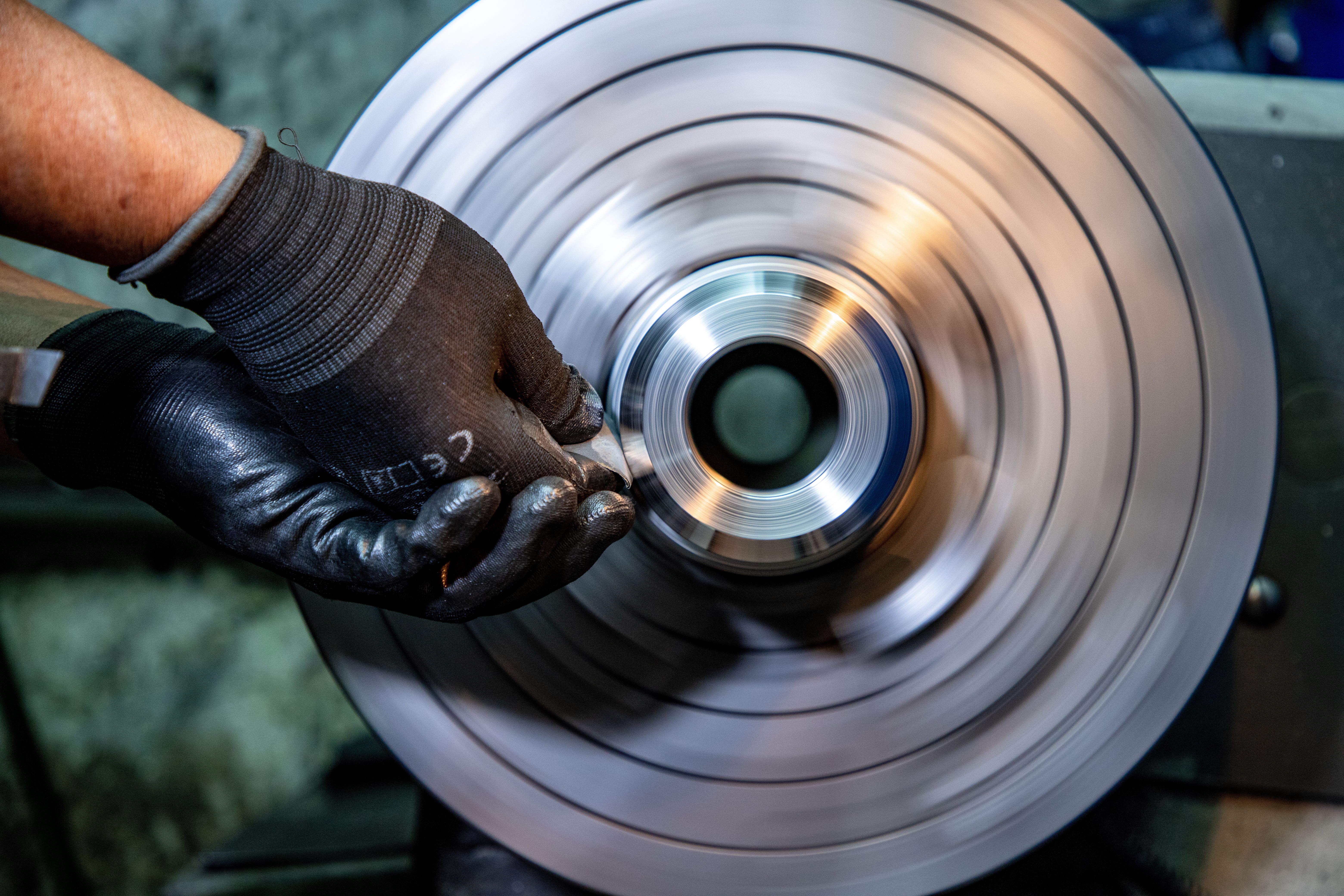 Tornio CNC in azione lavorazione metallo