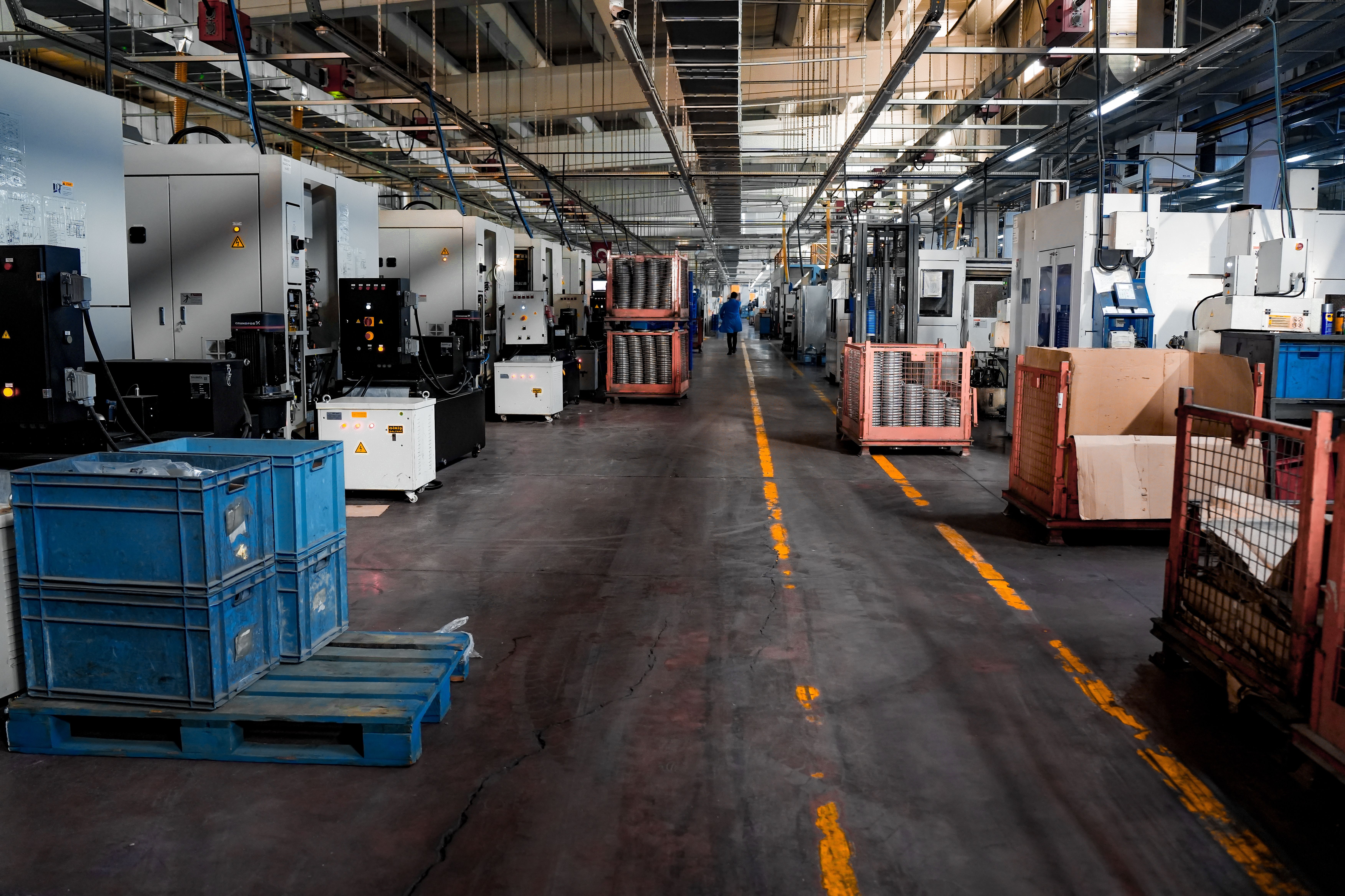 Capannone officina CNC e parco macchine Idra Meccanica