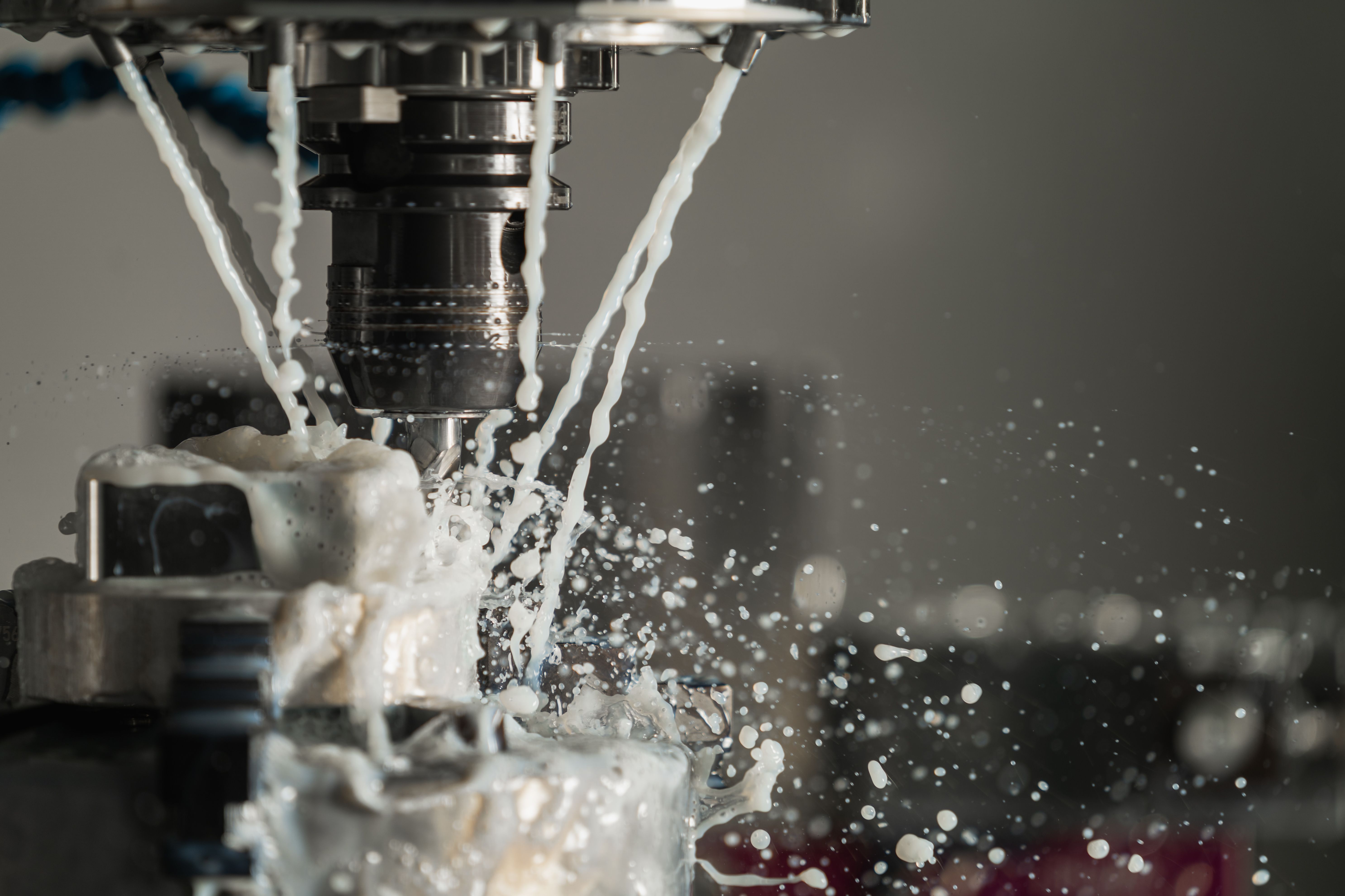Fresatura CNC con liquido refrigerante ad alta pressione