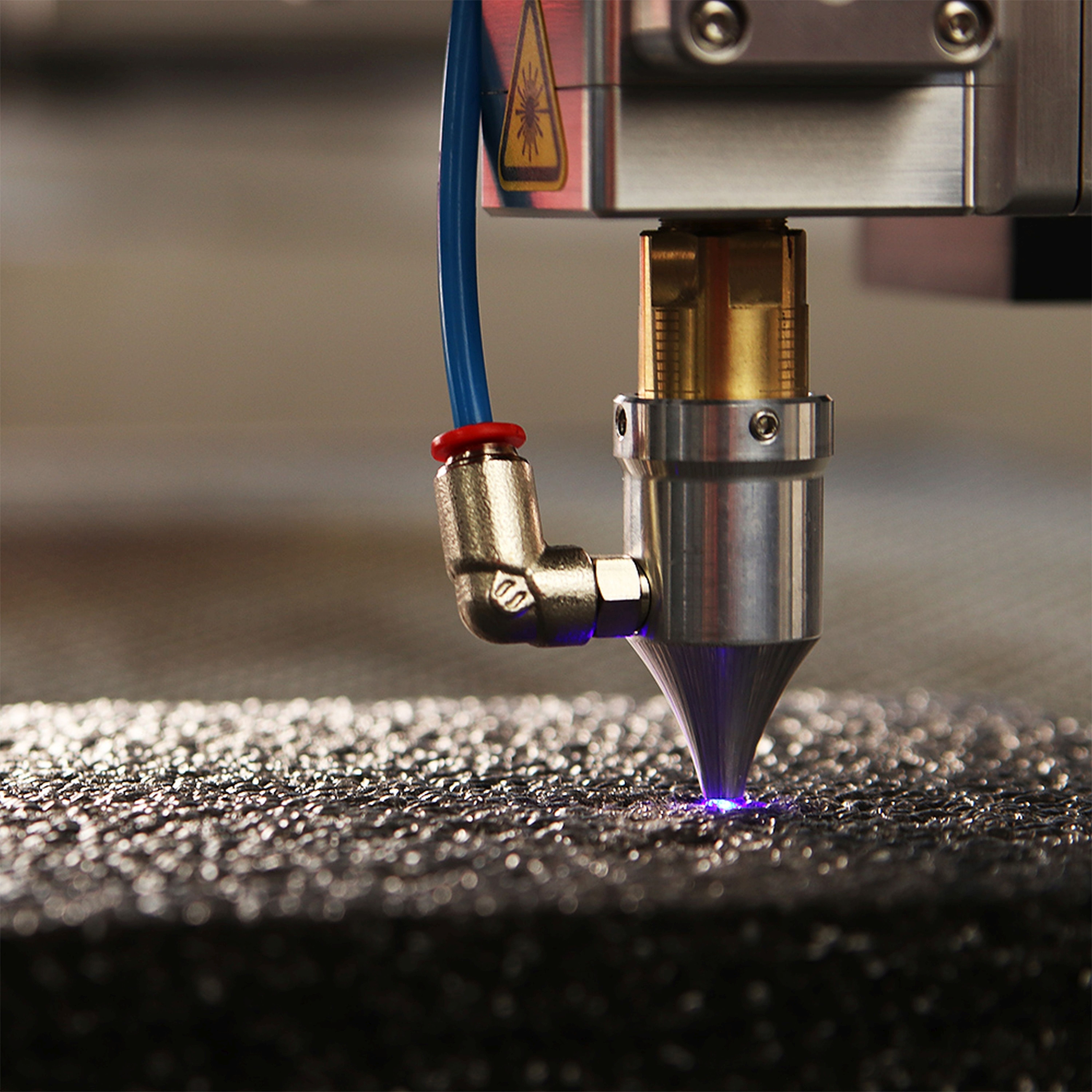 Testina di taglio laser ad alta frequenza su fascio metallico
